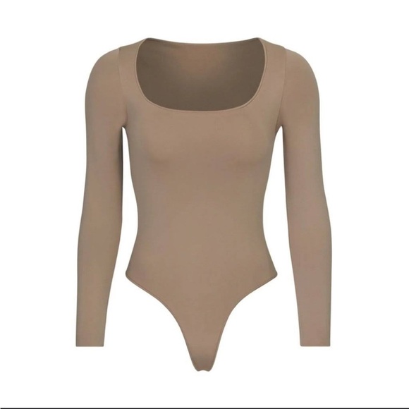 SKIMS Tops - ESSENTIAL LONG SLEEVE SCOOP NECK BODYSUIT | DESERT